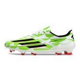 Bota de fútbol Adidas F50 Adizero blanca y verde para terreno firme (FG).