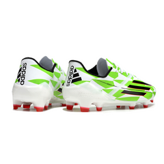 Bota de fútbol Adidas F50 Adizero blanca y verde para terreno firme (FG).