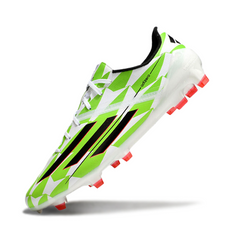 Bota de fútbol Adidas F50 Adizero blanca y verde para terreno firme (FG).