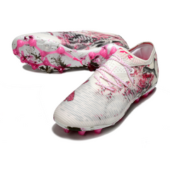 Scarpa da calcio Puma Future 8 Low AG bianca e rosa per terreni artificiali