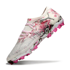 Scarpa da calcio Puma Future 8 Low AG bianca e rosa per terreni artificiali