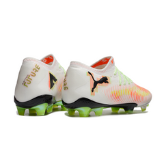 Bota de fútbol Puma Future 8 Low blanca, naranja y verde para terreno firme (FG).