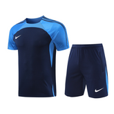 Completo da allenamento Nike blu scuro con maglietta e pantaloncini