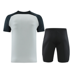 Conjunto de entrenamiento Nike gris: camiseta y pantalones cortos.