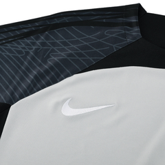 Conjunto de entrenamiento Nike gris: camiseta y pantalones cortos.