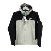Chaqueta cortavientos Nike negra y gris