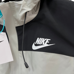 Chaqueta cortavientos Nike negra y gris