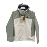 Chaqueta cortavientos verde y blanca de The North Face