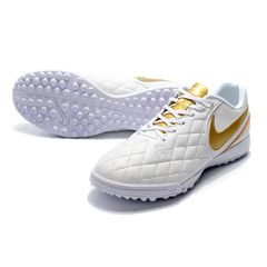 Bota de fútbol Nike Tiempo 7 Academy blanca y dorada Turf TF