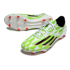 Bota de fútbol Adidas F50 Adizero blanca y verde para terreno firme (FG).