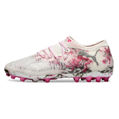 Scarpa da calcio Puma Future 8 Low AG bianca e rosa per terreni artificiali