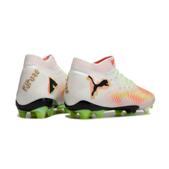 Bota de fútbol Puma Future 8 blanca, naranja y verde para terreno firme (FG).