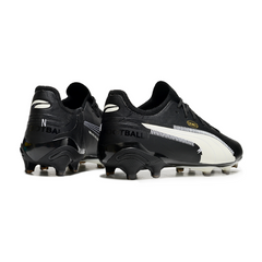 Scarpa da calcio Puma King Ultimate Art of Football Pack nera e bianca per terreni compatti FG