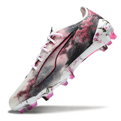 Botas de fútbol Puma Ultra 5 Carbon FG para terreno firme, color blanco y rosa
