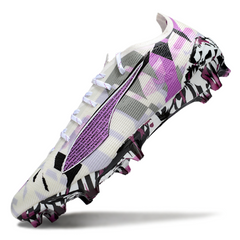 Botas de fútbol Puma Ultra 5 Carbon en blanco, morado y negro para terreno firme FG