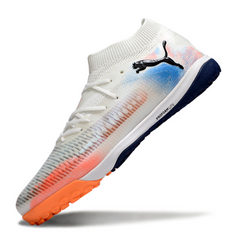 Bota de fútbol Puma Future 8 Turf TF blanca, naranja y azul claro
