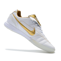 Botas de fútbol sala Nike Tiempo 7 R10 Elite blancas y doradas IC