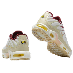 Zapatillas casuales Nike Air Max Plus TN en color vela y rojo equipo